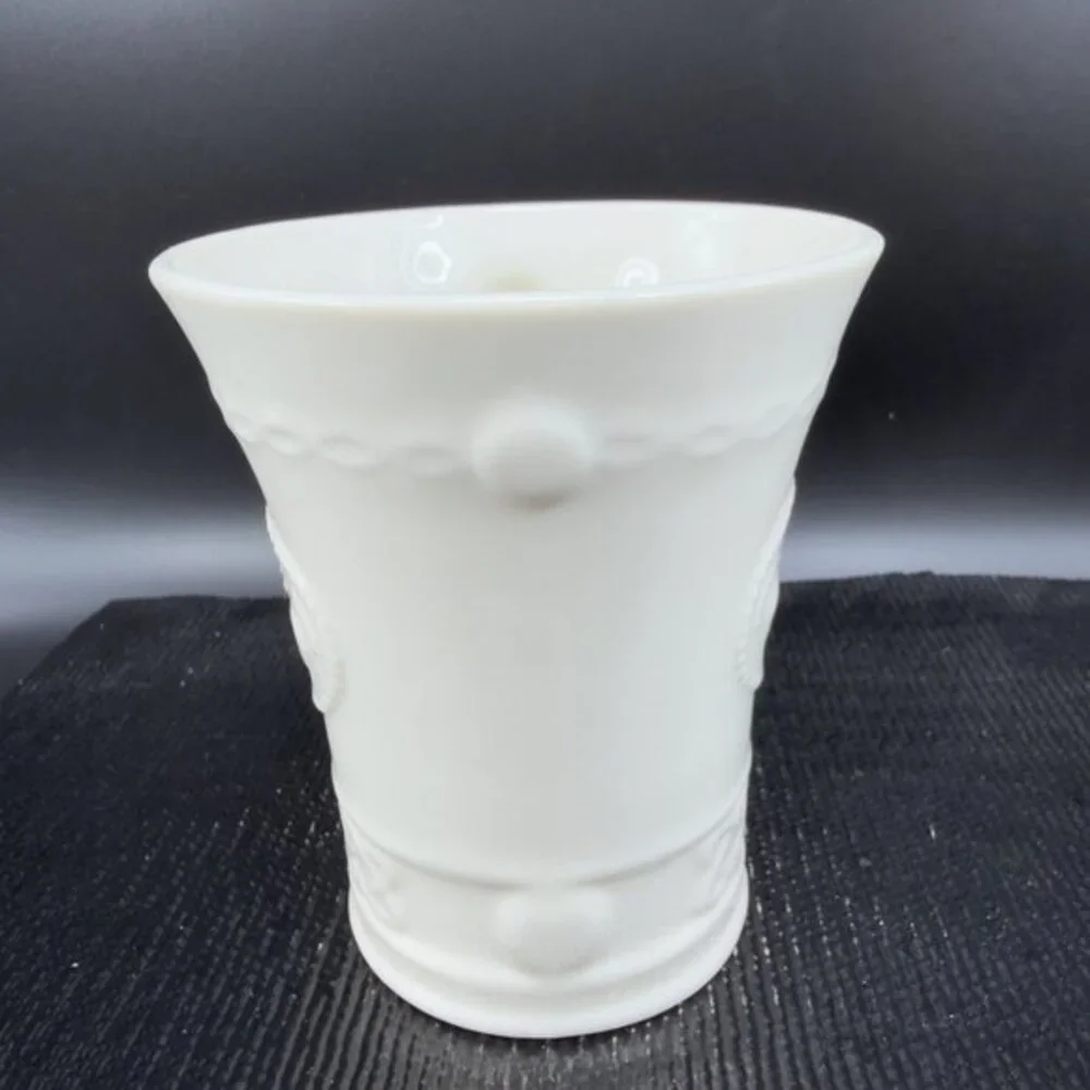 Belleek Irish Claddagh Mug Cup Ivory Fine Porcelain Heart And Hands‎ Pattern Mug